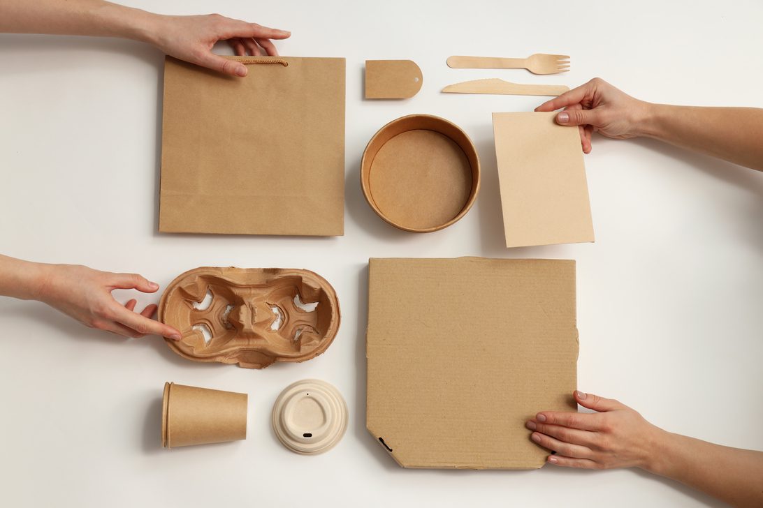 Disposable blank tableware for food delivery on white background | Negocios10.Com