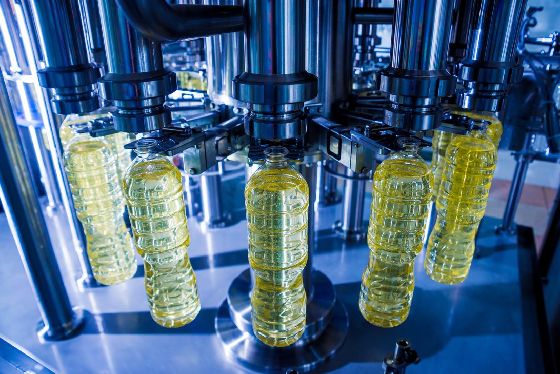 Bottling line of sunflower oil in bottles Vegetable oil production plant | Negocios10.Com